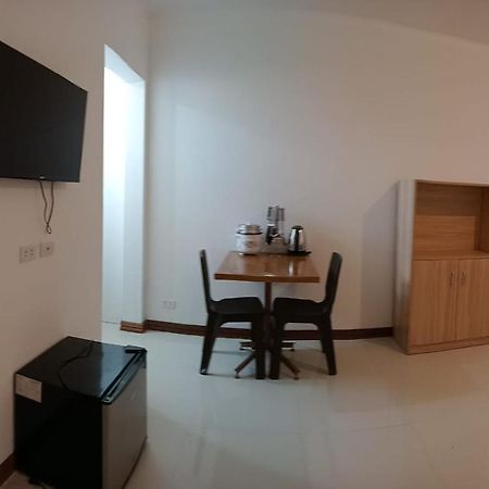__Aplaridel Inn Suites__ Angeles Buitenkant foto